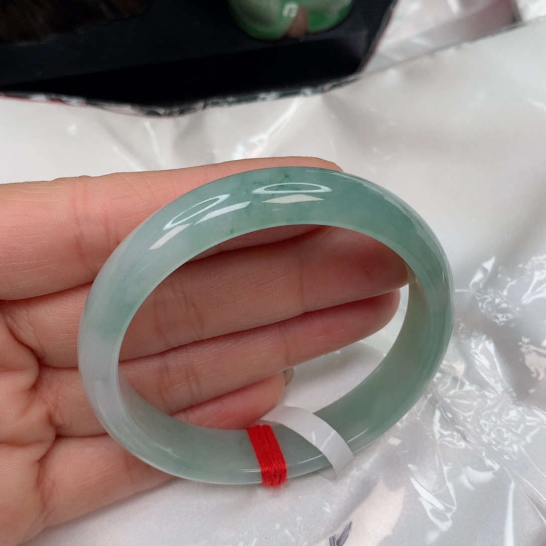翡翠手镯未镶嵌…………