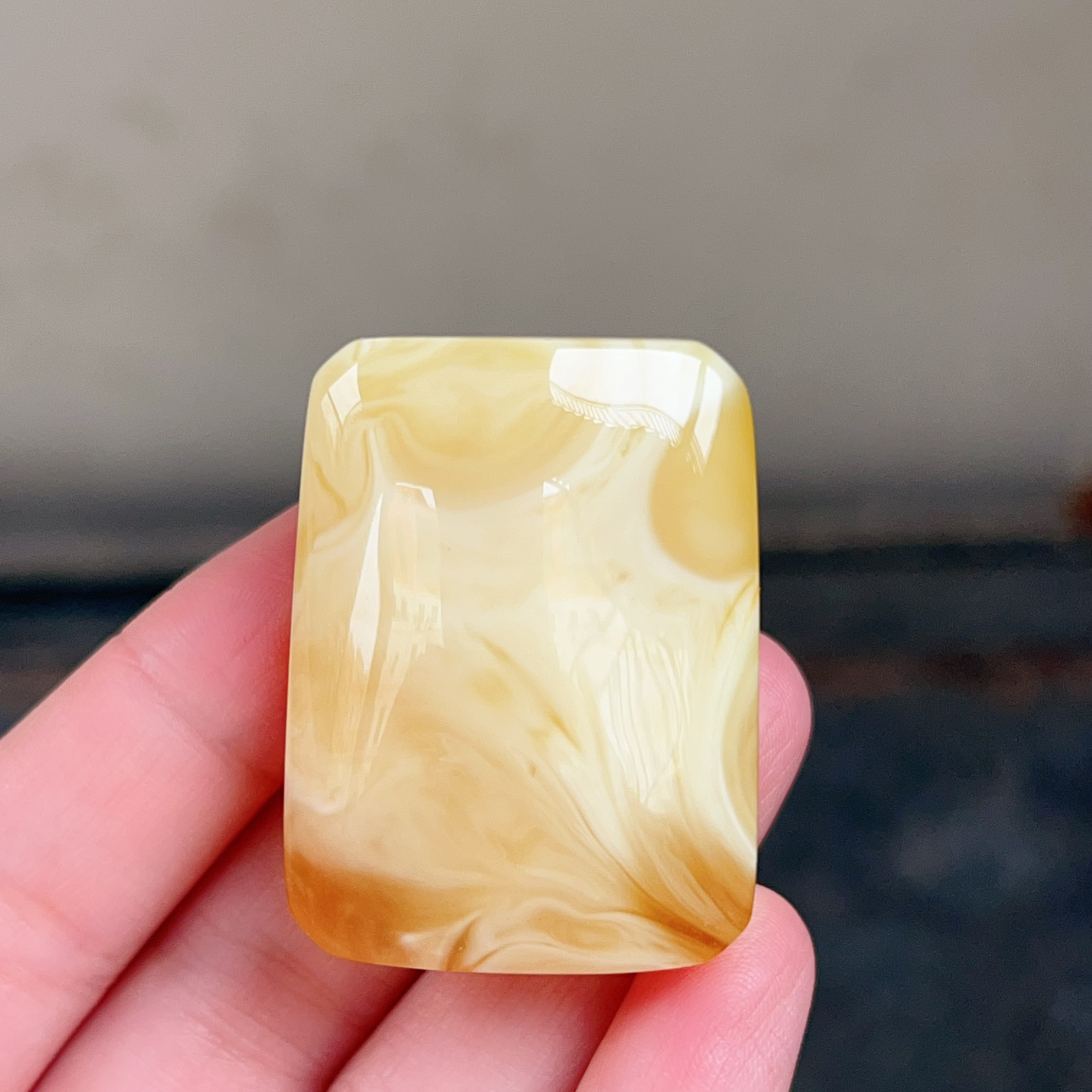 俄料白蜡妖花拉丝蜜蜡无事牌吊坠，19克，41-31-18，背面有一个花粉