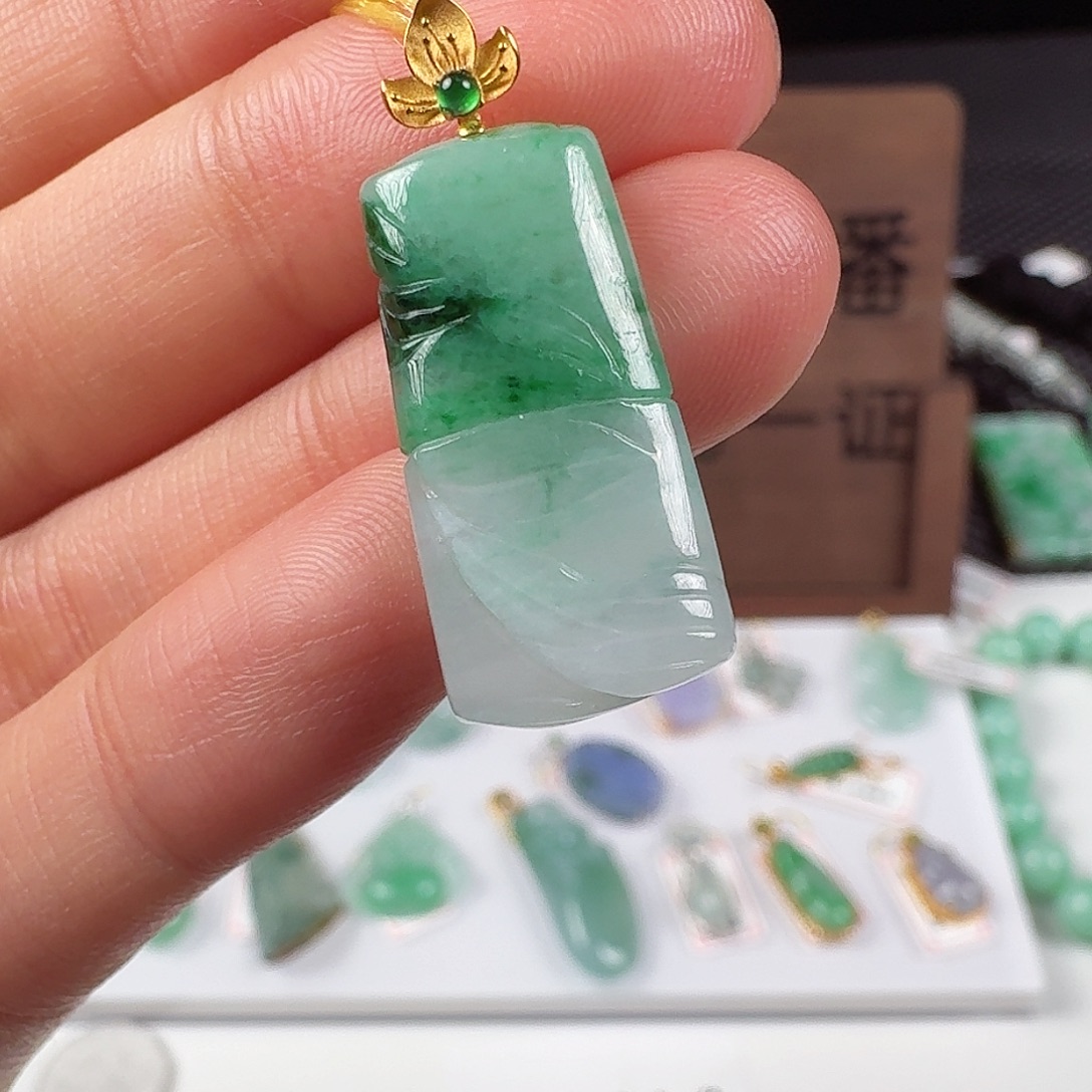 翡翠18K金镶嵌颈饰