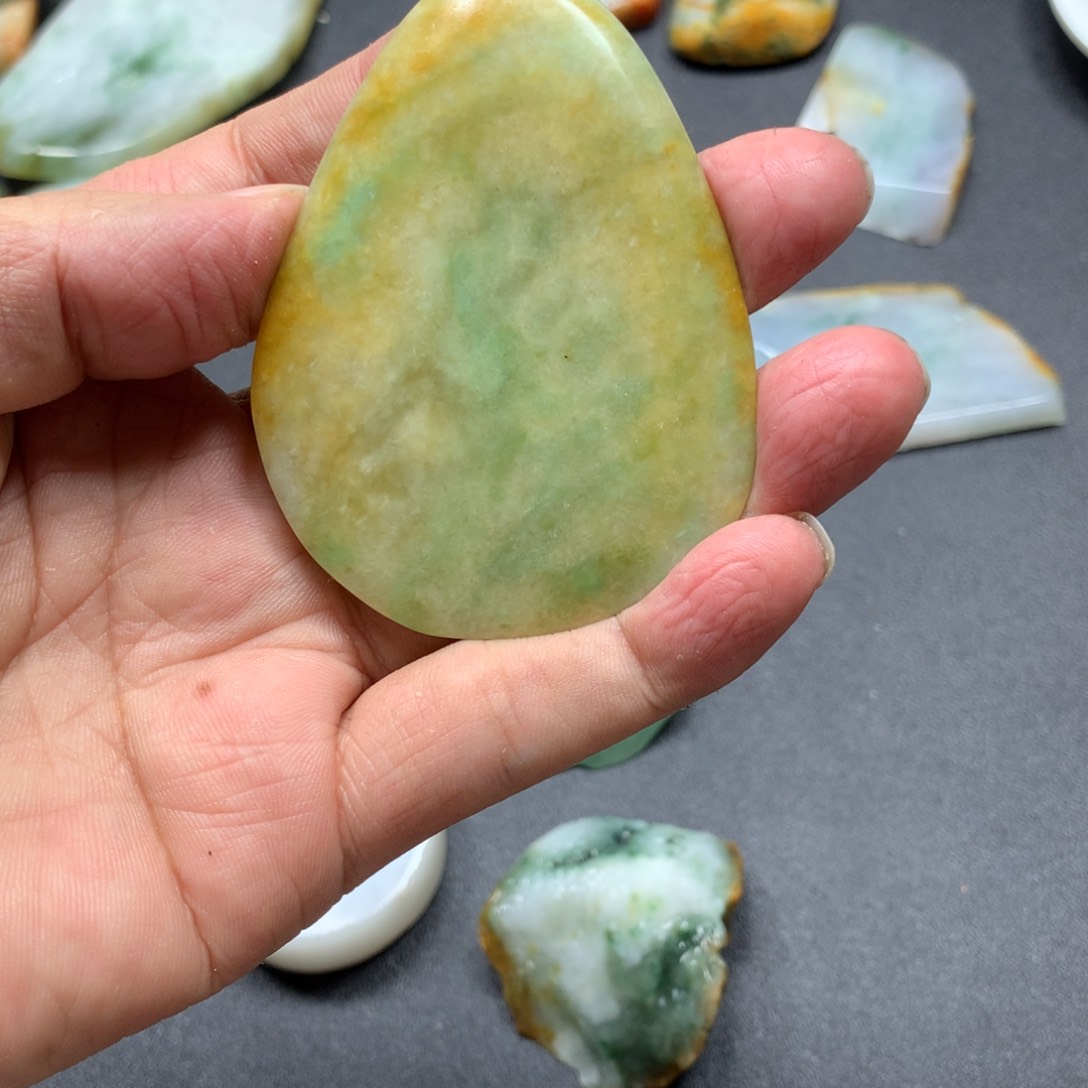 翡翠颈饰未镶嵌翡翠