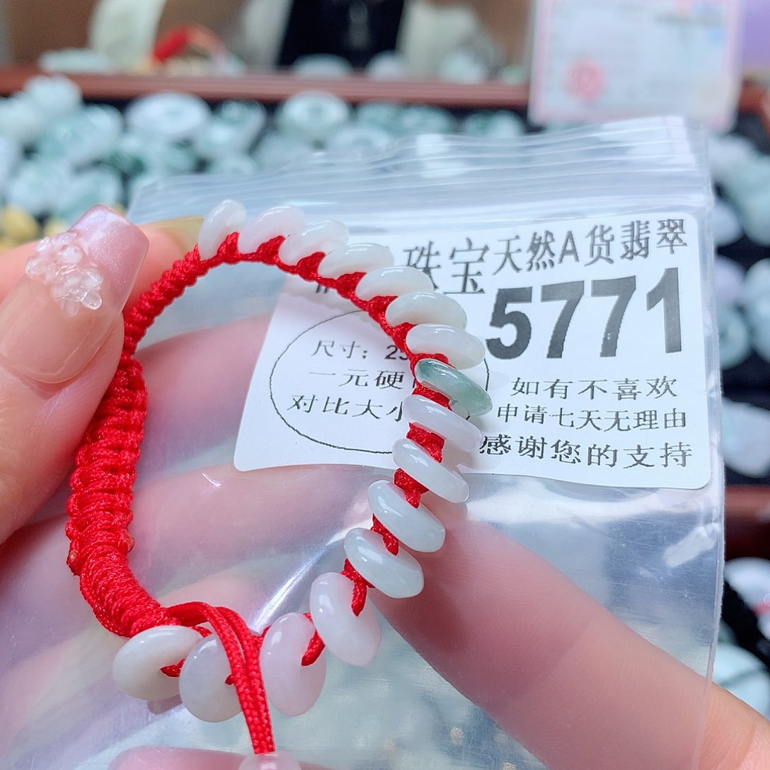 翡翠未镶嵌颈饰，