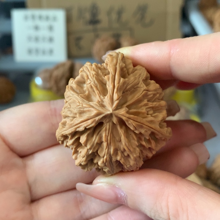 找***龙文玩核桃吊坠异形单只，有瑕疵