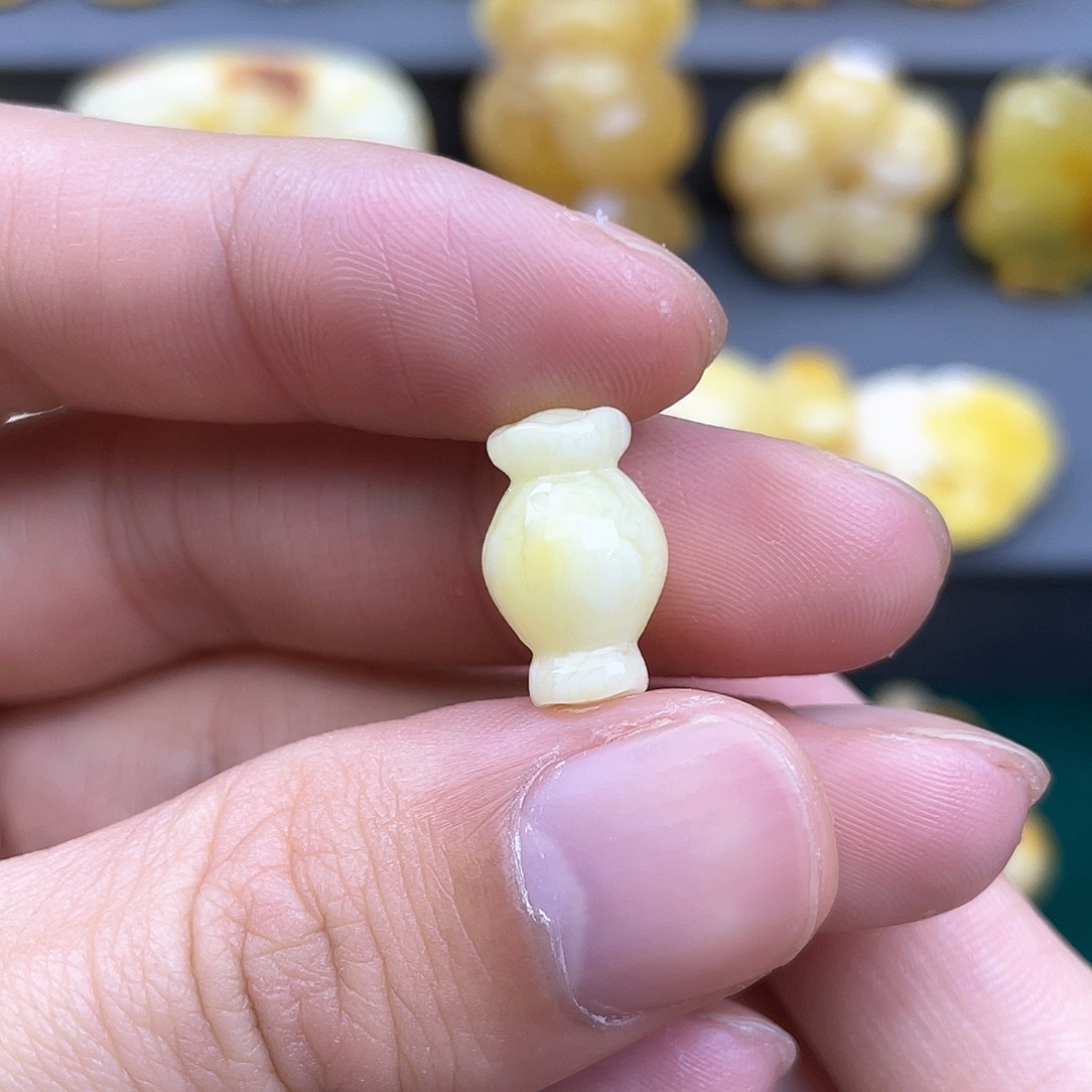 琥珀裸石未镶嵌蜜蜡