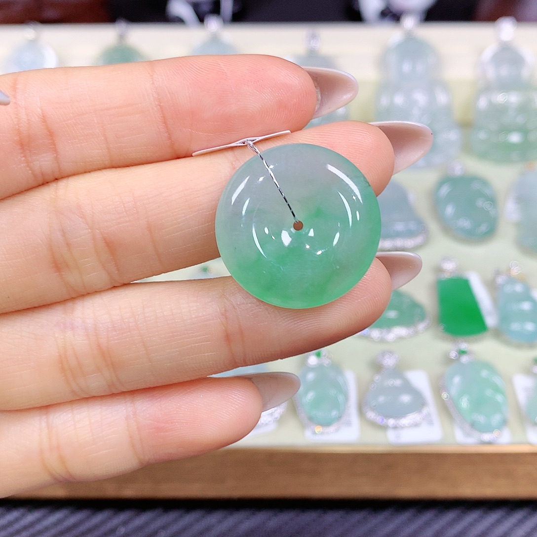 翡翠未镶嵌颈饰平安扣