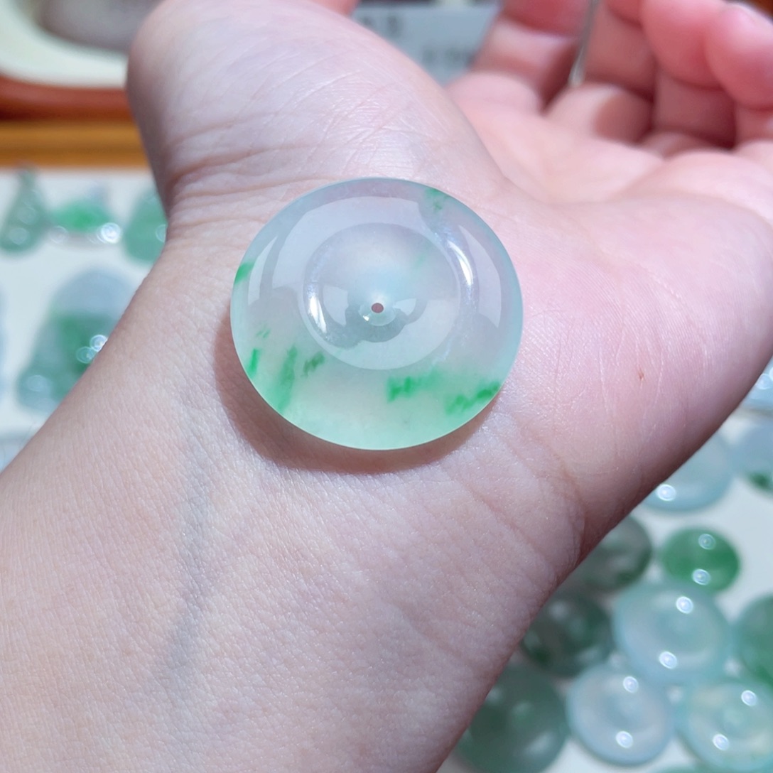 翡翠颈饰未镶嵌平安扣