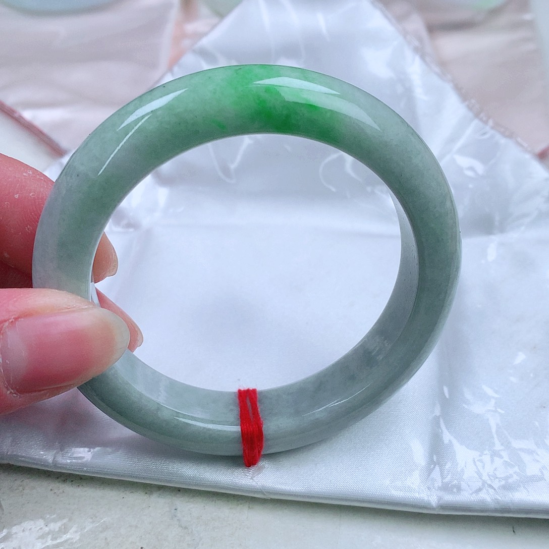 翡翠手镯未镶嵌。。