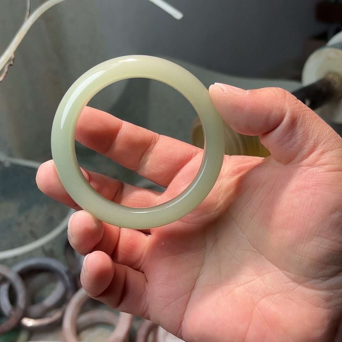 半***生石英岩玉未镶嵌手镯