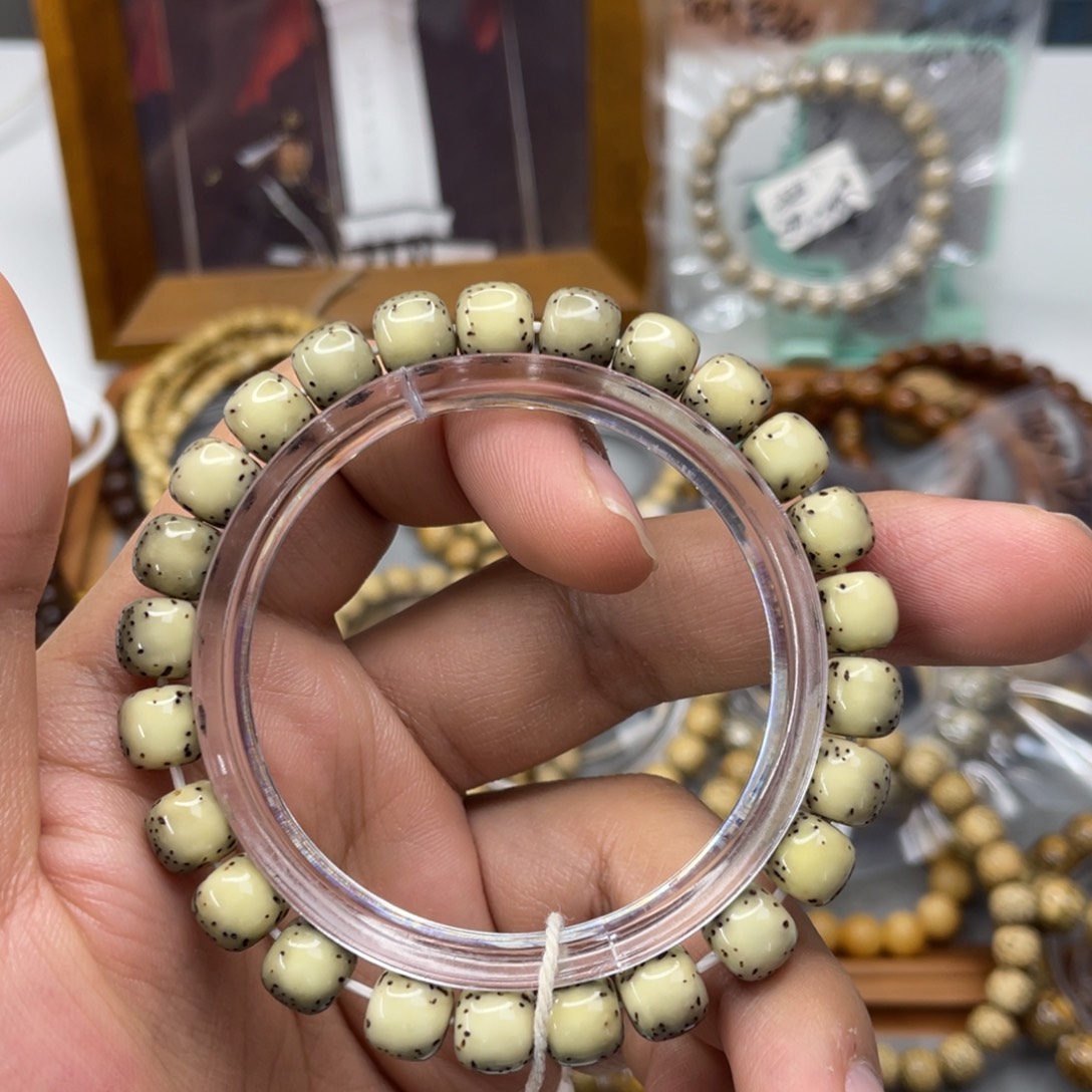 星月菩提手串9*8河豚石玉料绿包白