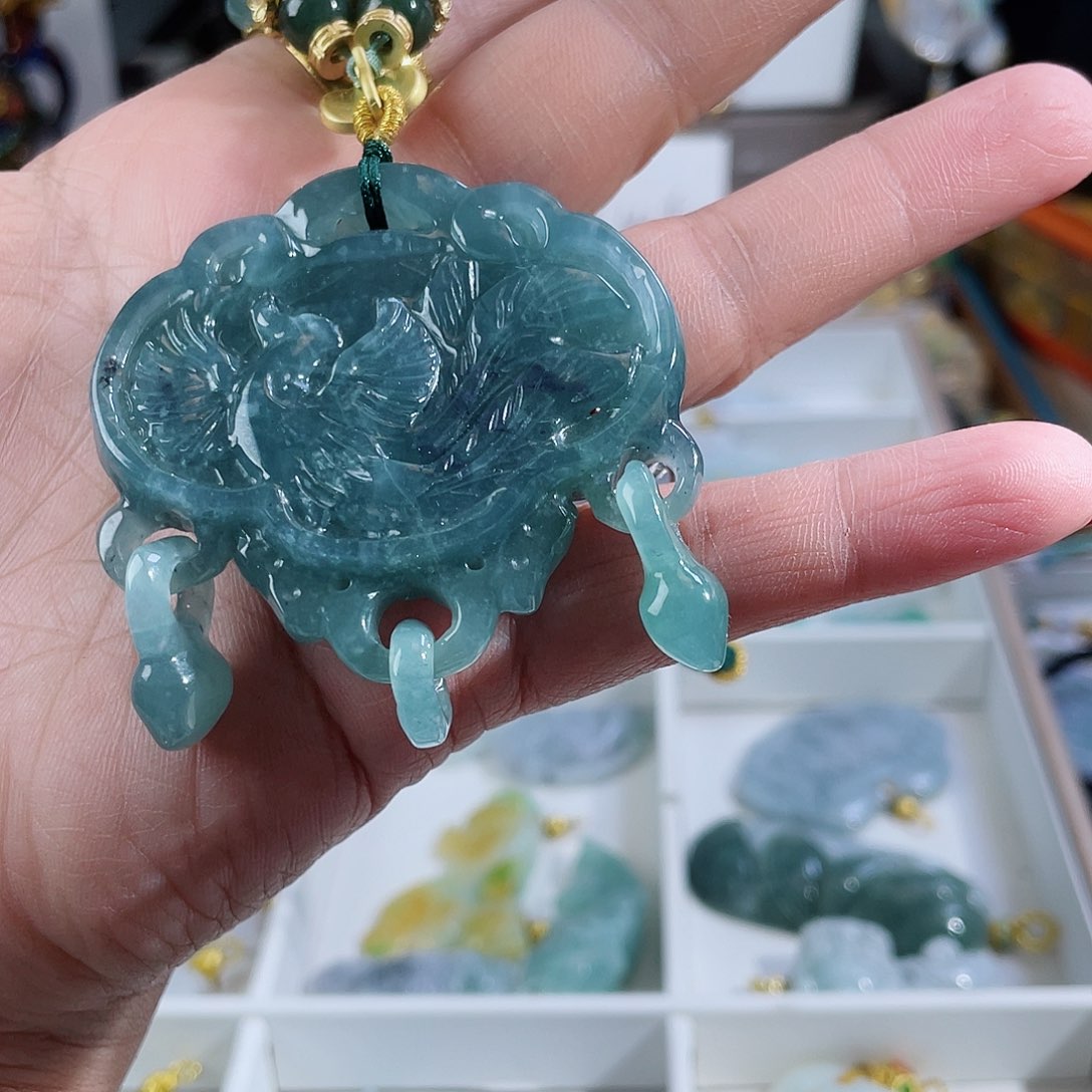 翡翠颈饰未镶嵌翡翠蓝水锁