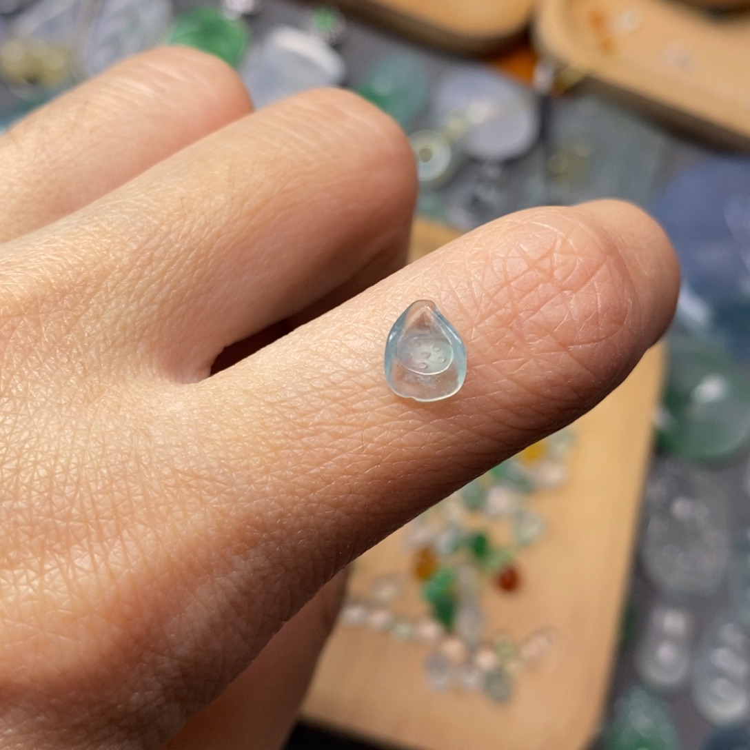 随***子翡翠未镶嵌颈饰翡翠