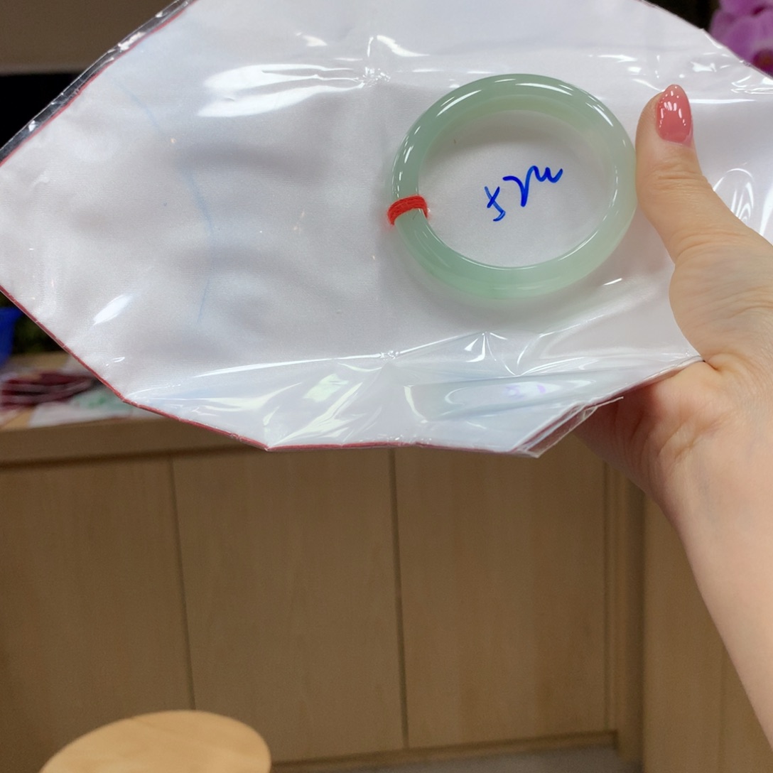 翡翠手镯未镶嵌不退不换