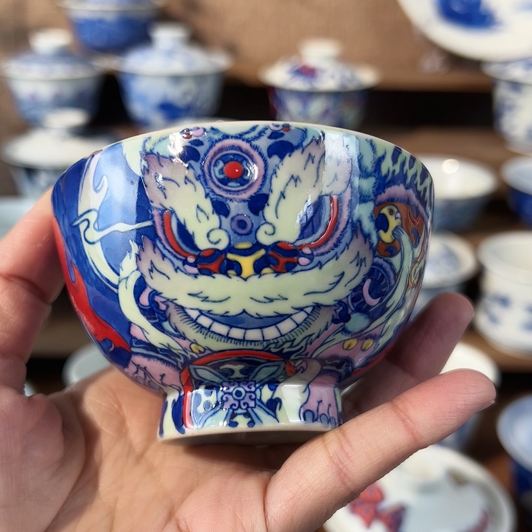 泥藝瓷梦斗彩醒狮鸡心杯