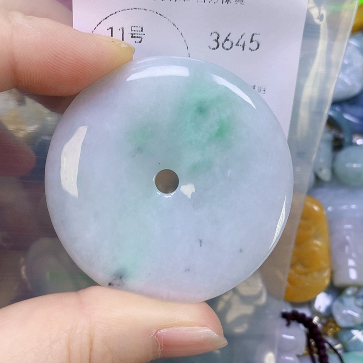 翡翠吊坠(赠链)未镶嵌翡翠