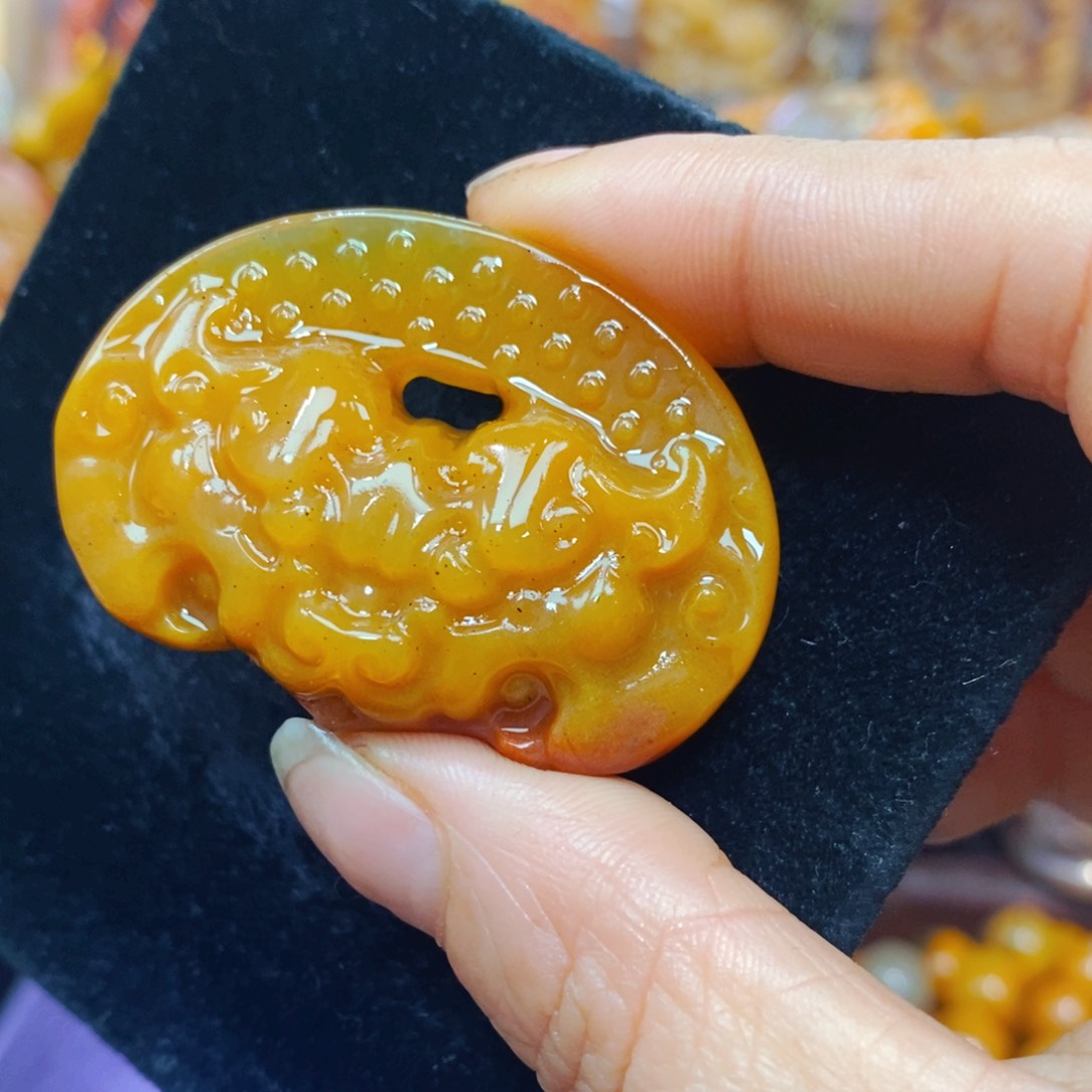 未镶嵌石英质玉（黄龙玉）颈饰