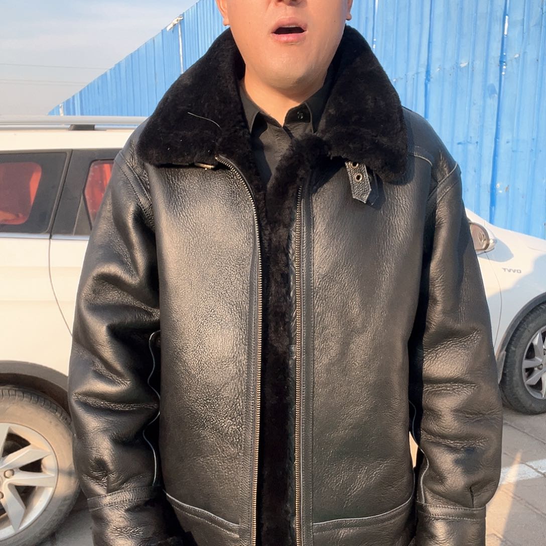 黑色翻领皮毛一体