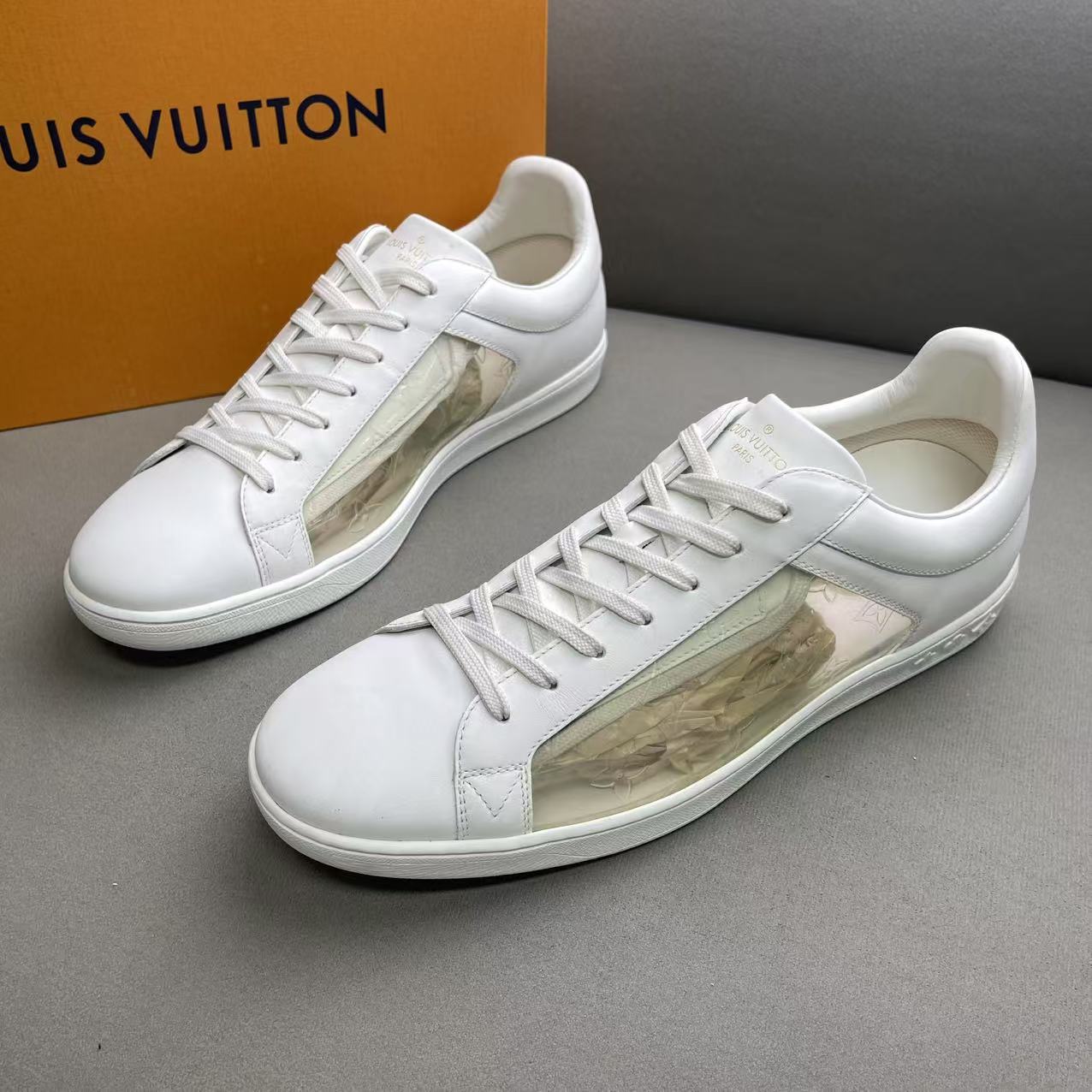 未使用 LouisVuitton/路易威登 白色皮面浮雕老花板鞋 43码/摆放