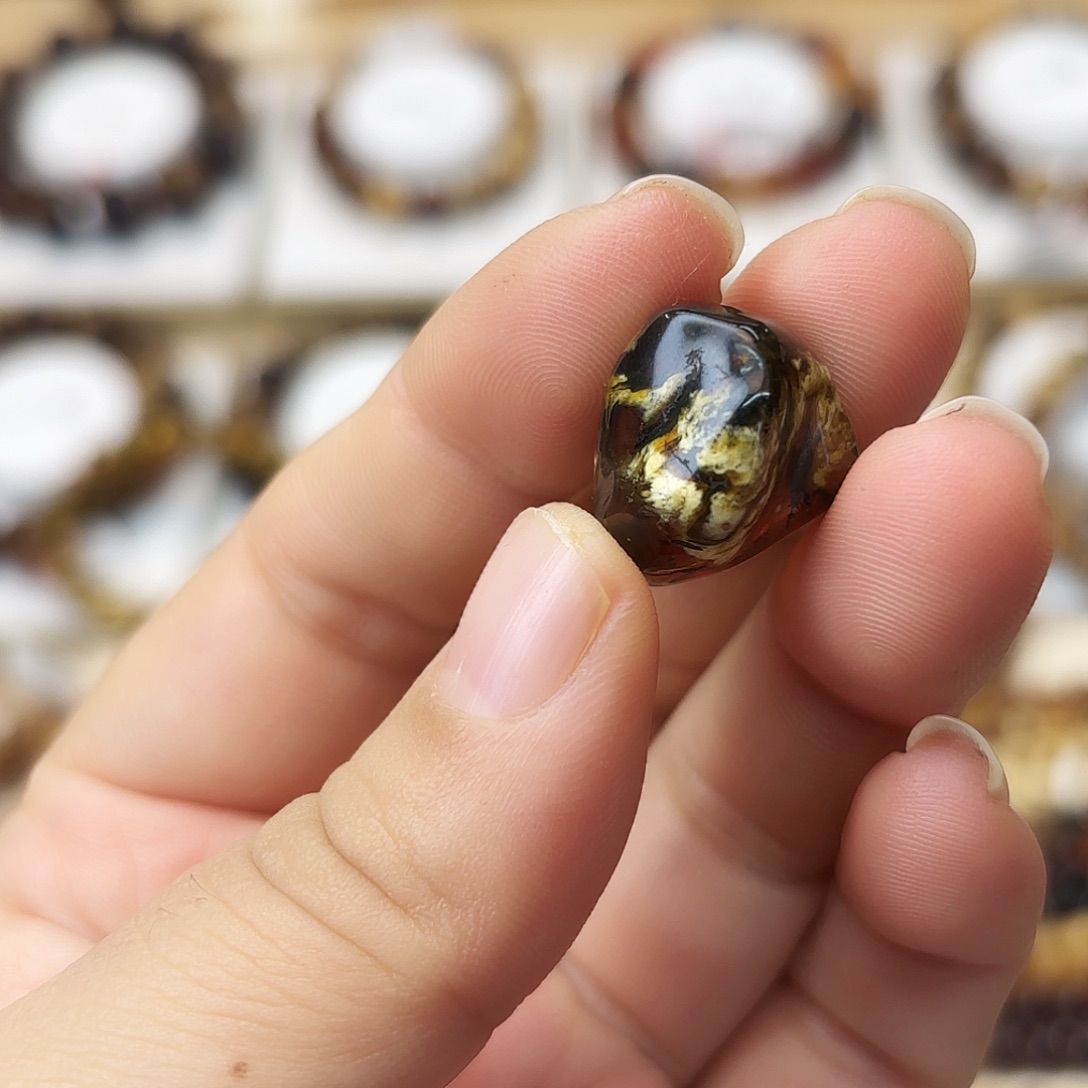 向***歌琥珀未镶嵌裸石大