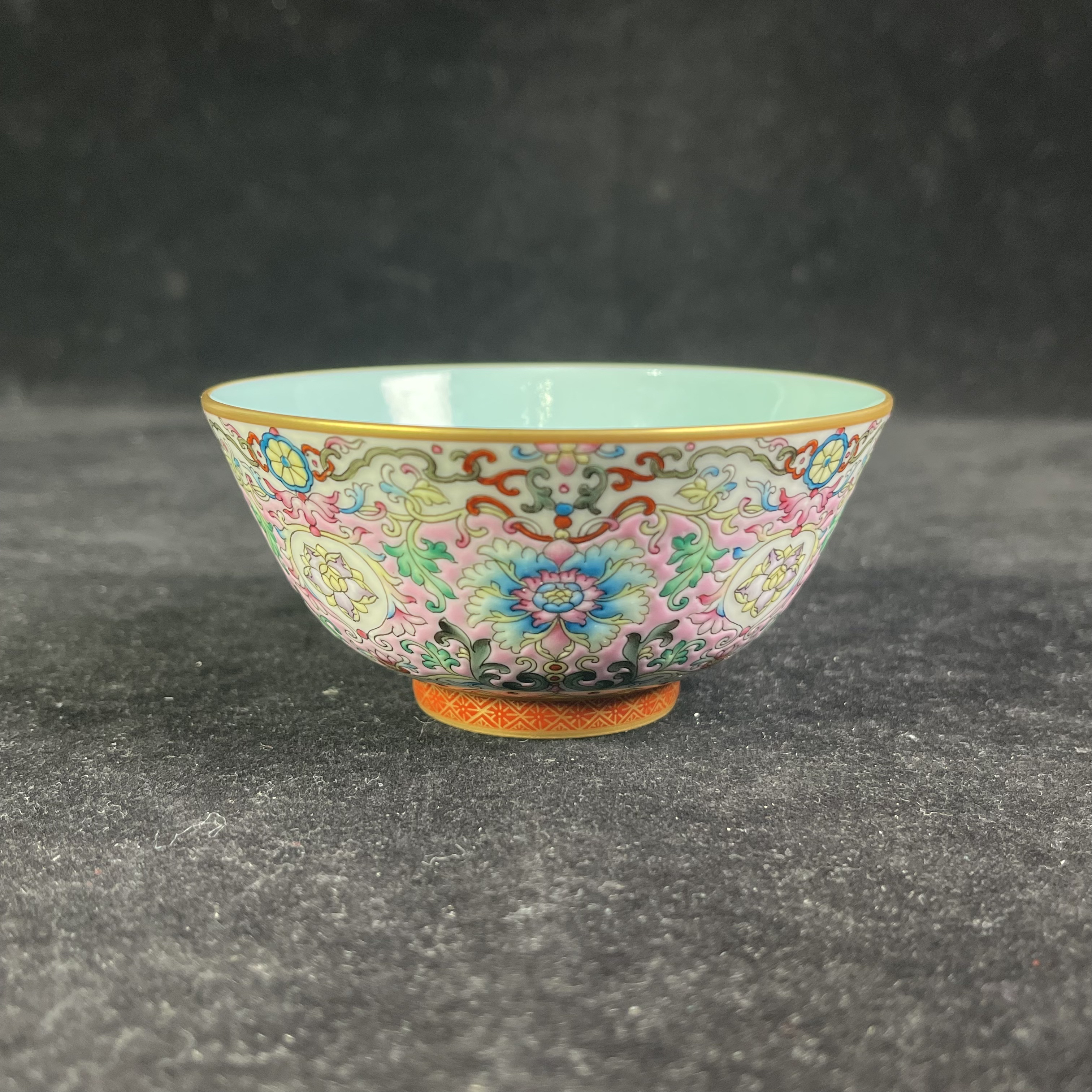 M内松石绿釉外粉彩缠枝莲纹杯