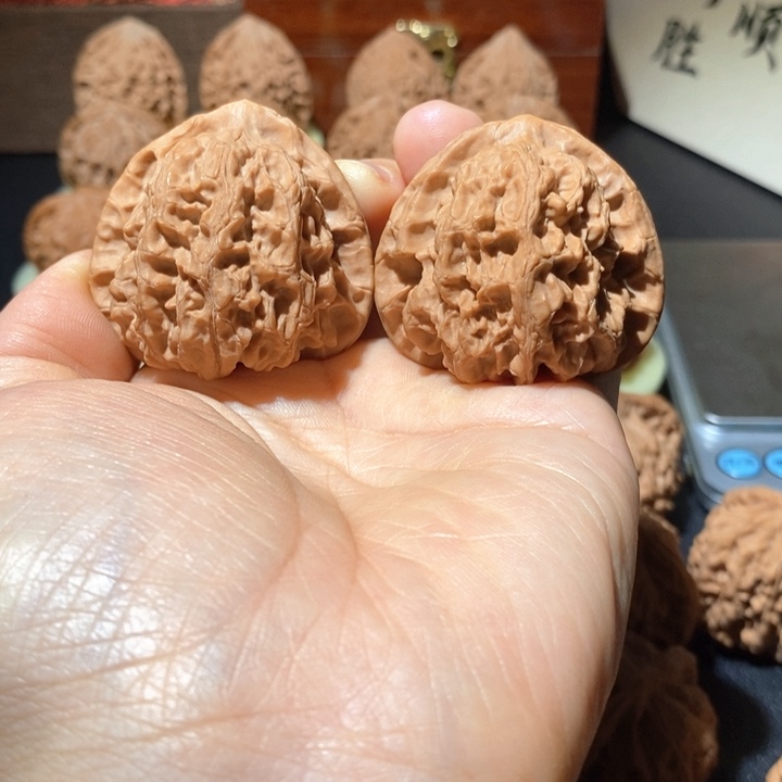 文玩核桃吊坠梨木台44修尖