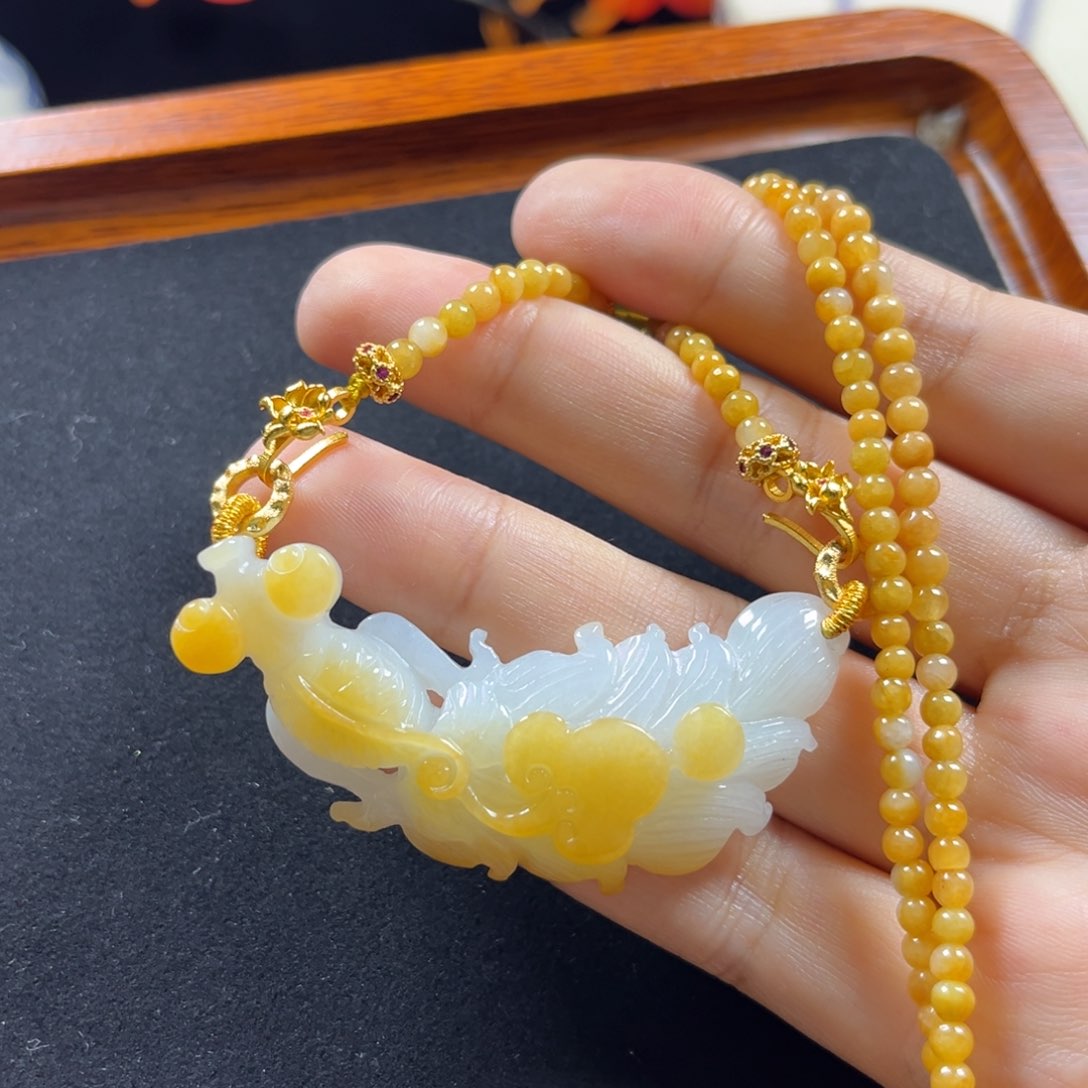 翡翠未镶嵌颈饰锦鲤