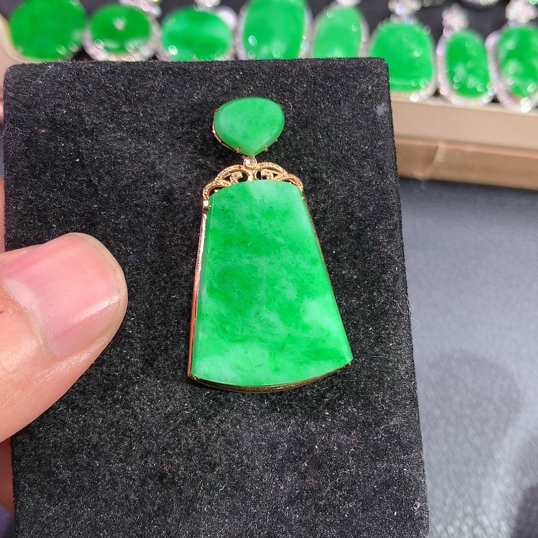 翡翠吊坠(赠链)18K金镶嵌