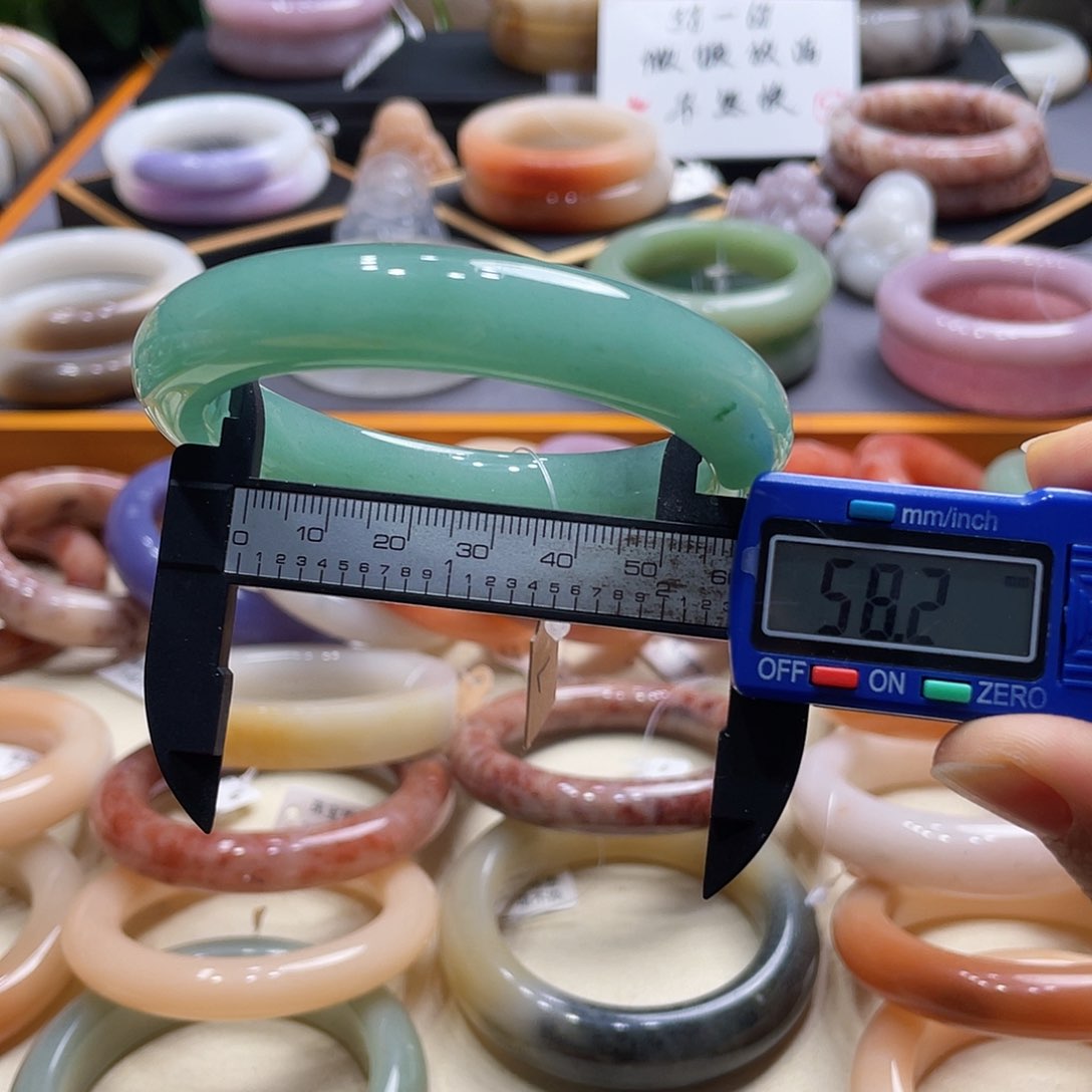 未镶嵌手镯石英岩玉