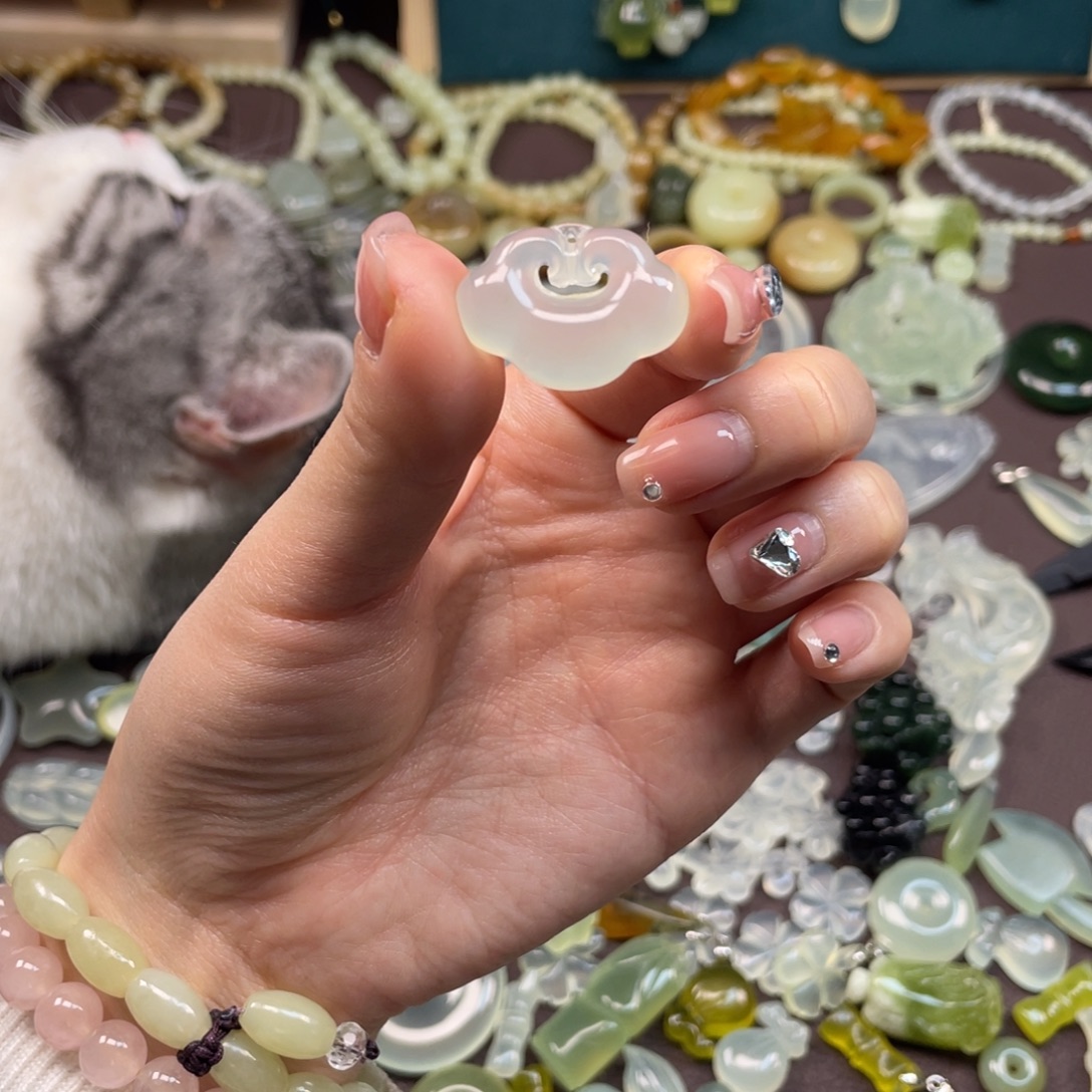 蛇纹石玉未镶嵌颈饰