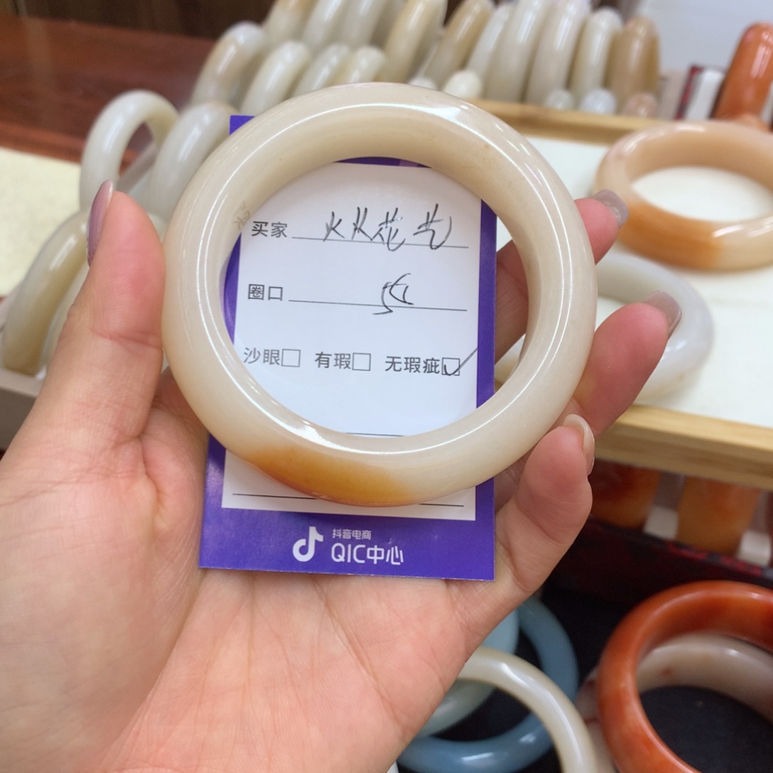 火***店石英质玉未镶嵌手镯