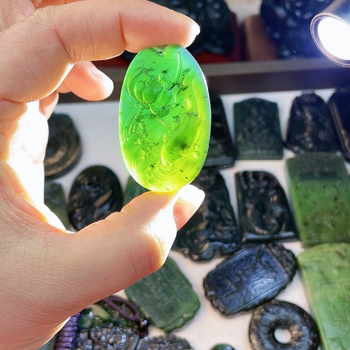 蛇纹石玉未镶嵌挂件