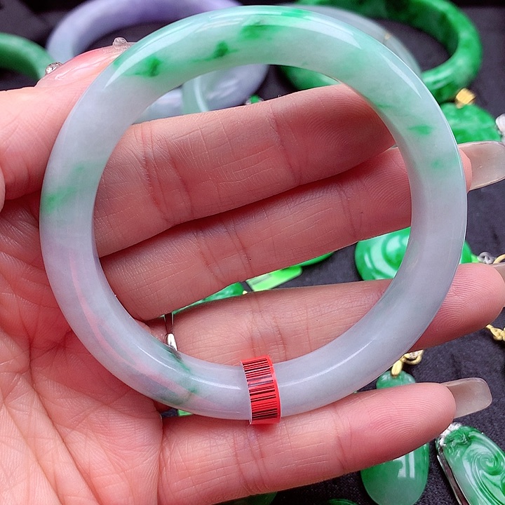 翡翠手镯未镶嵌翡翠