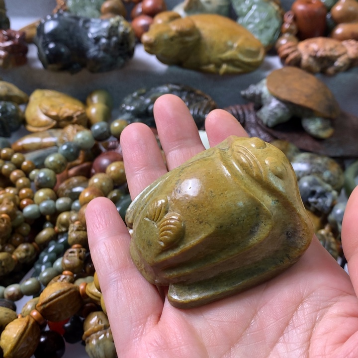 未镶嵌岫岩河磨玉（透闪石质玉）把件