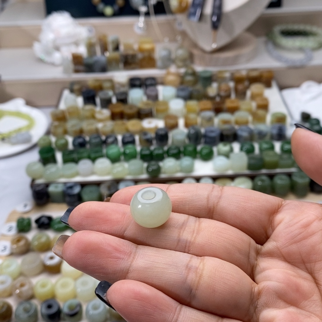 I***.和田玉未镶嵌颈饰买断