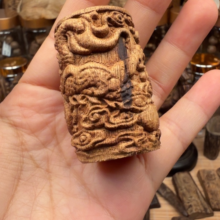 沉香碎屑沉香惠安龙手把件 10.6 克