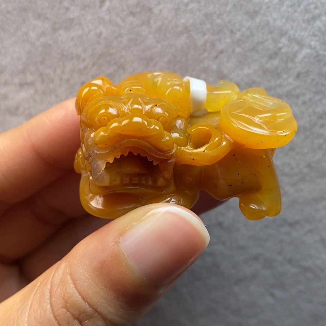 石英质玉（黄龙玉）未镶嵌颈饰