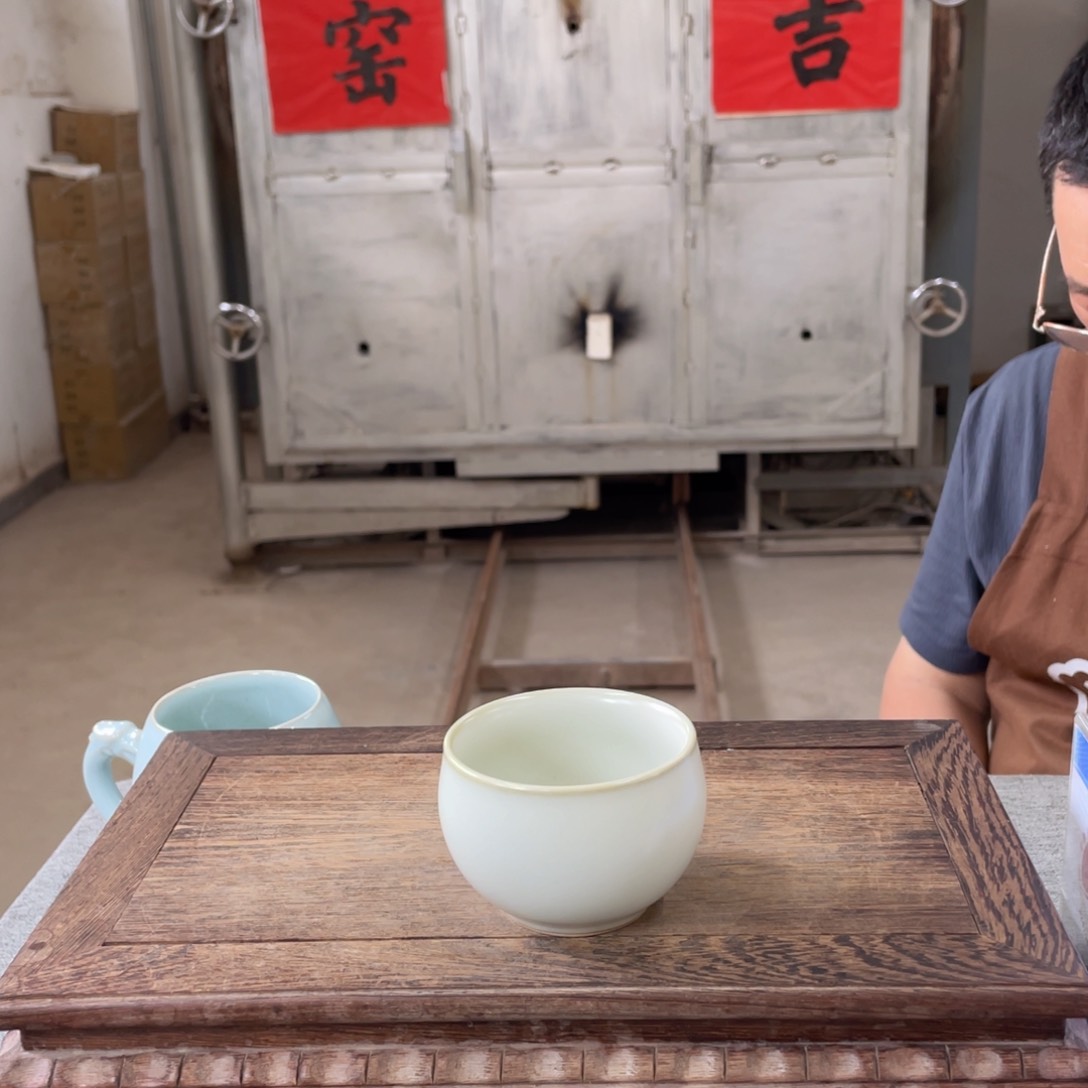 瓷片月白釉缸杯。。