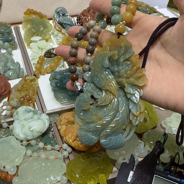 蛇纹石玉吊坠未镶嵌