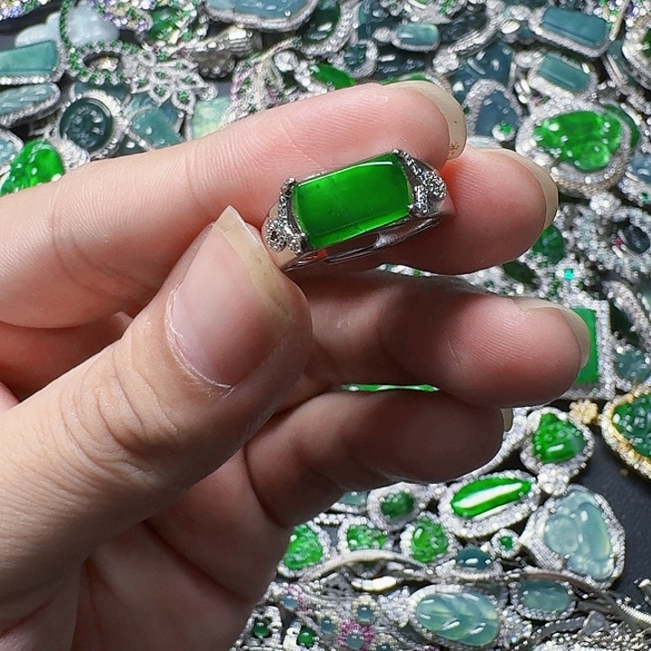 翡翠颈饰未镶嵌天然A货翡翠放漏