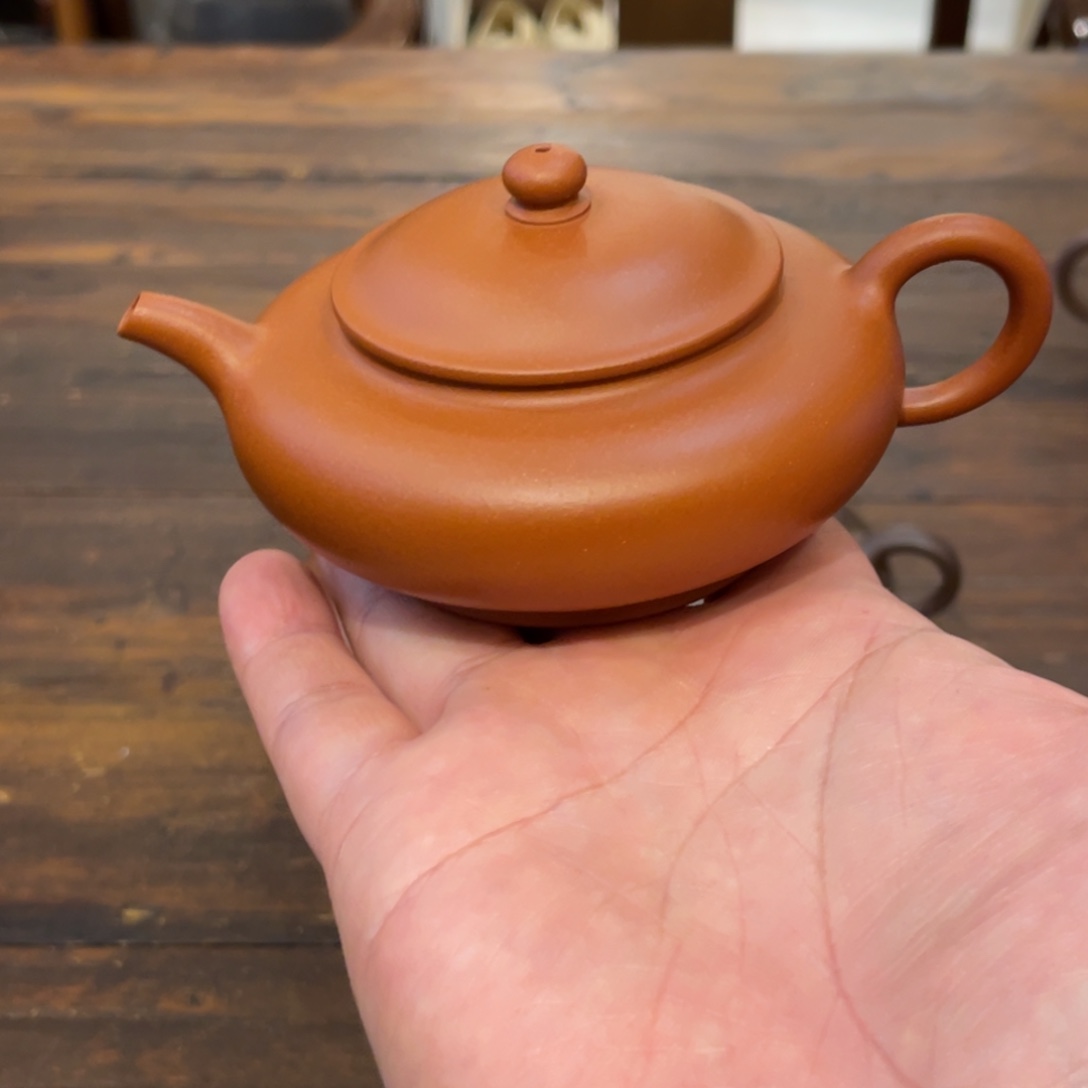 山***水茶壶紫砂古有言堂，生砂朱泥