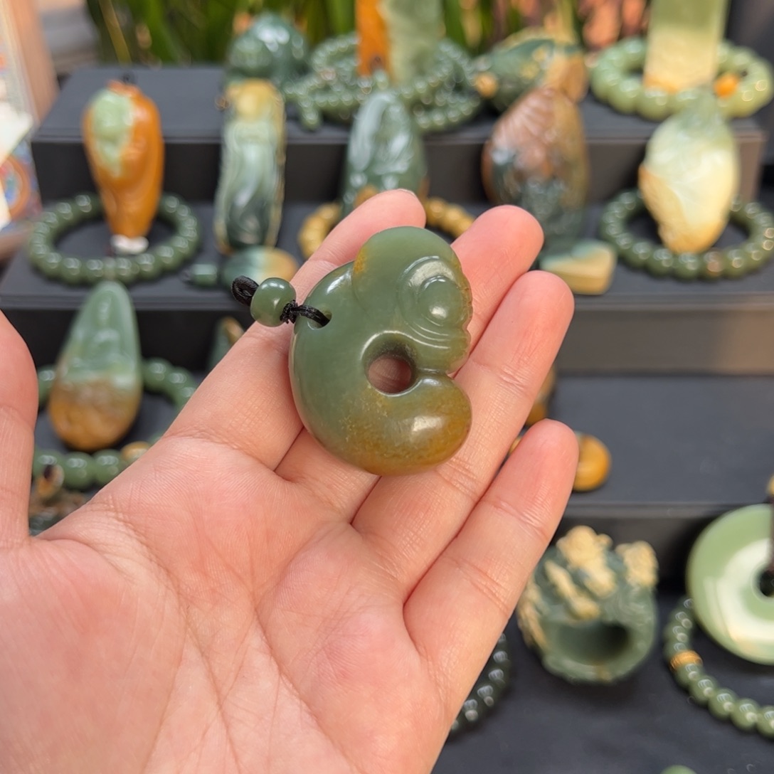 浴***生岫岩河磨玉（透闪石质玉）未镶嵌颈饰