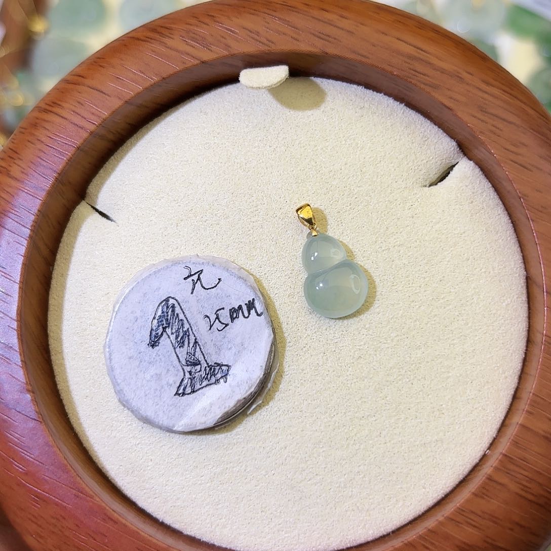 翡翠18K金镶嵌颈饰葫芦