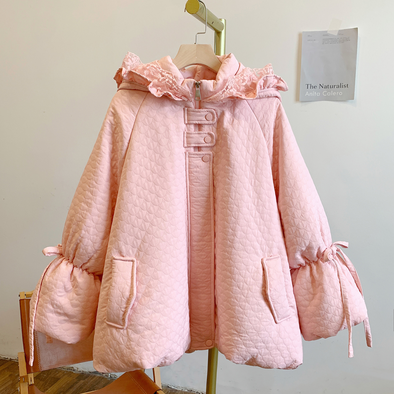 草莓奶芙Y2332夹棉鳞纹蝴蝶结蕾丝边连帽棉衣