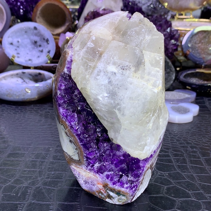  抛光奇石山未镶嵌水晶