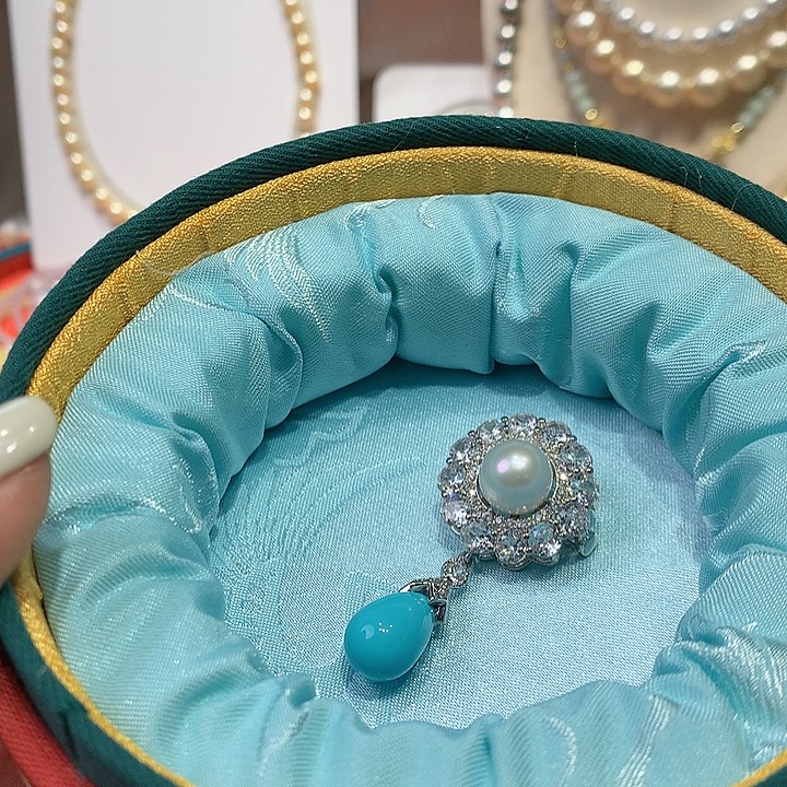 哲***哲未镶嵌淡水珍珠胸饰