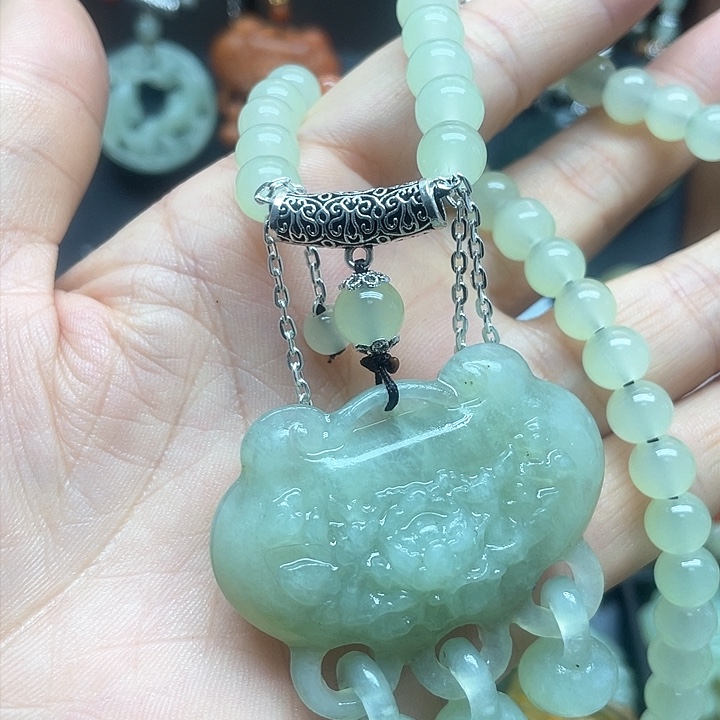 未镶嵌蛇纹石玉颈饰