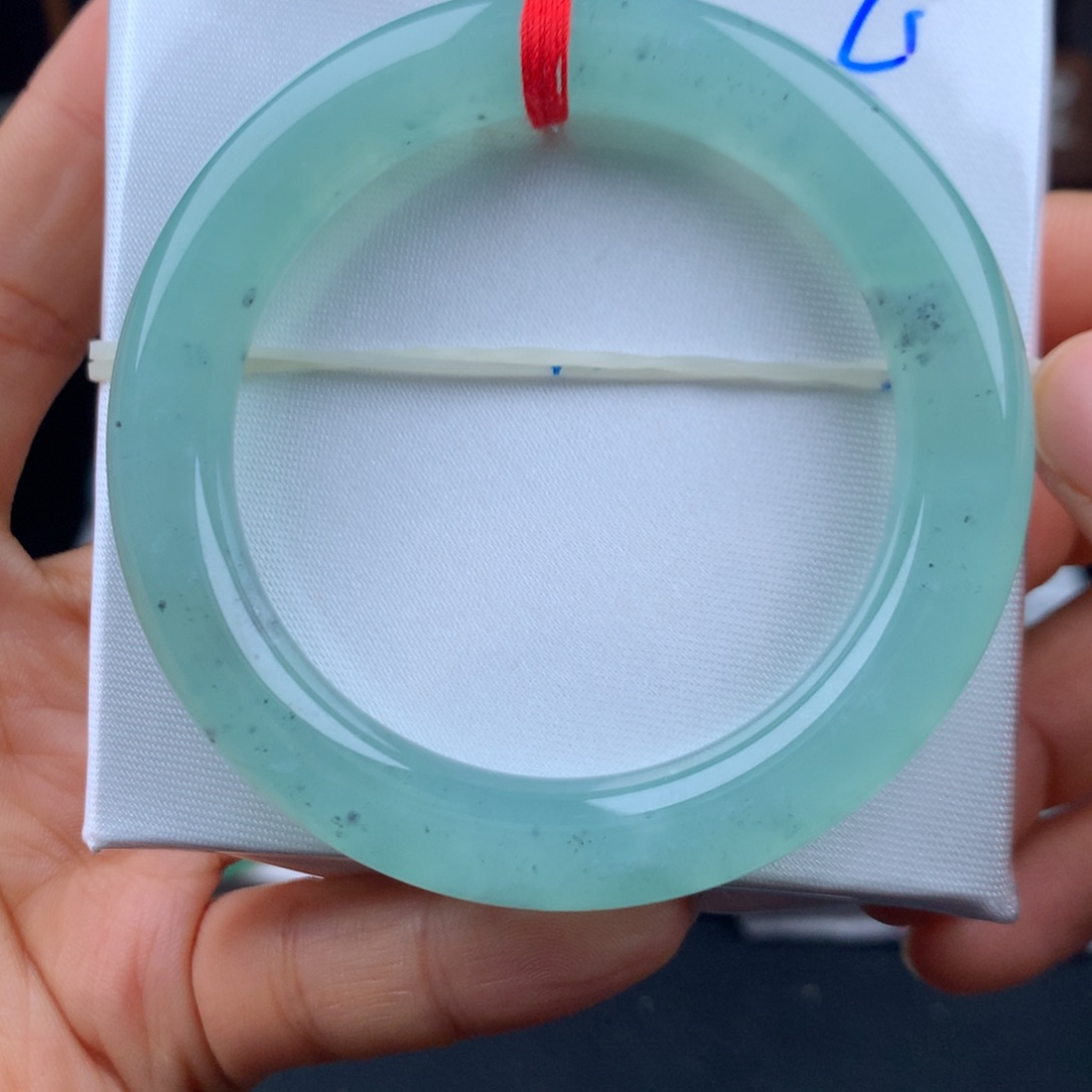 翡翠手镯未镶嵌猕猴桃