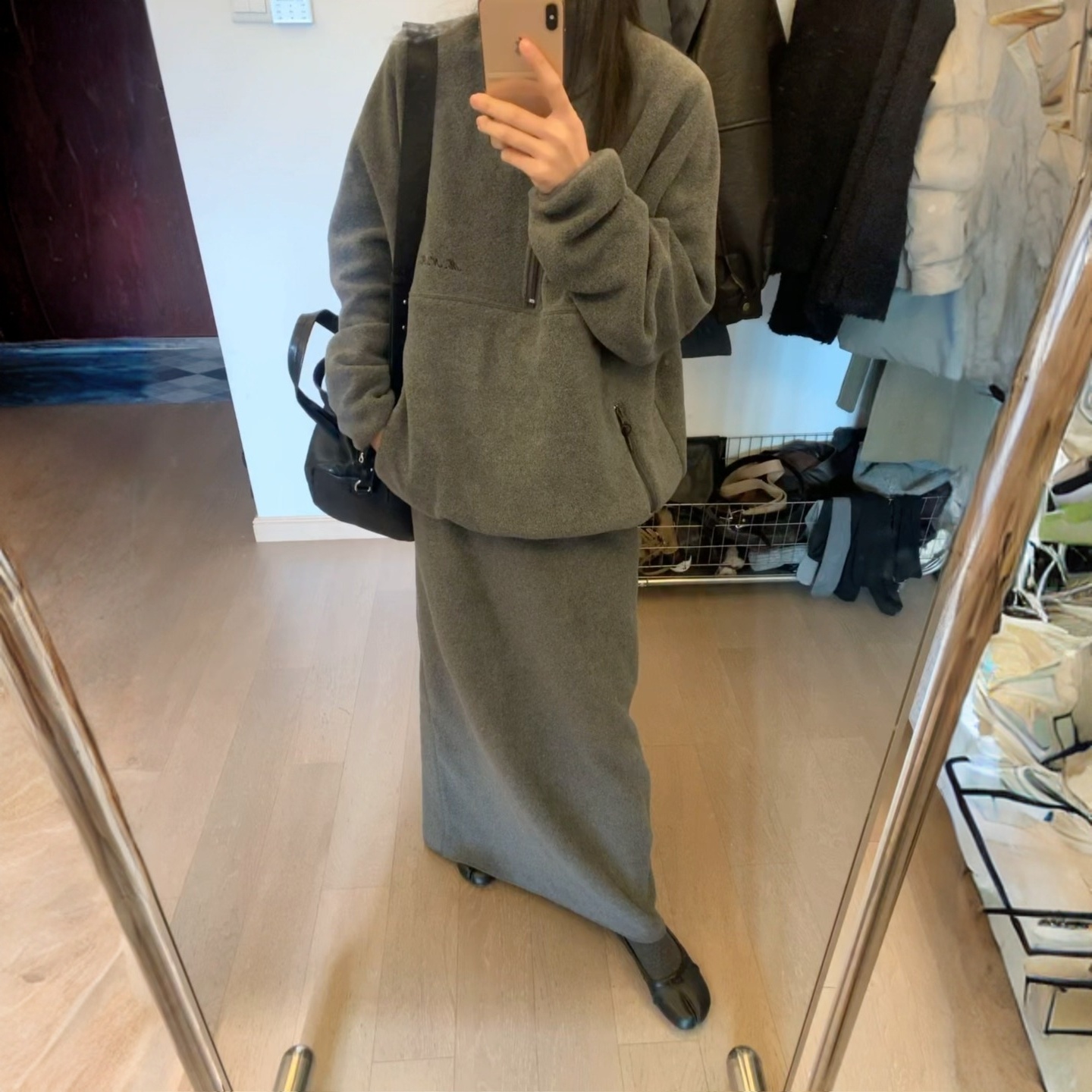 软糯亲肤灰色摇粒绒套装 宽松半拉链上衣搭配垂坠感长款半身裙