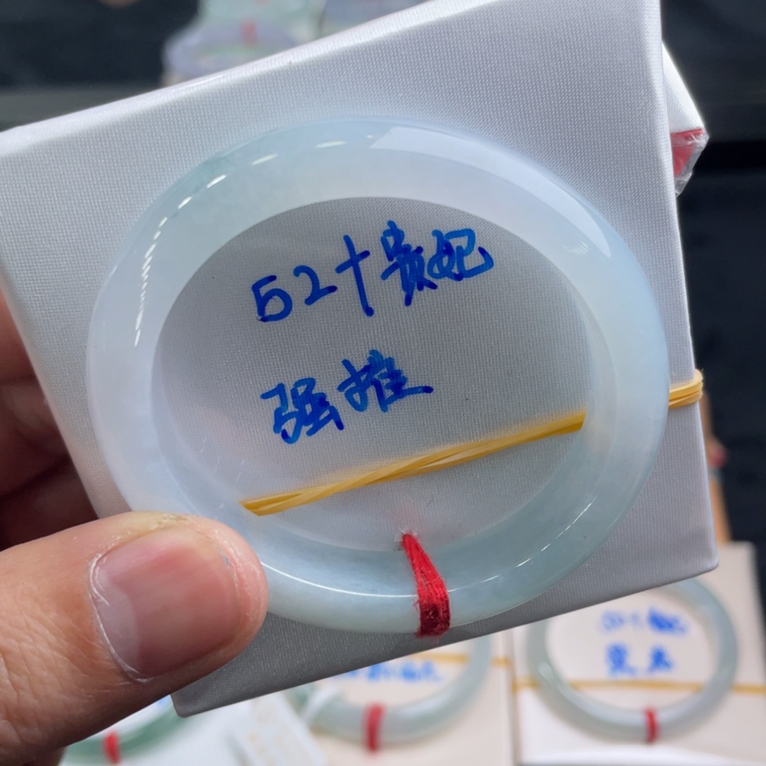 翡翠手镯未镶嵌翡翠手镯