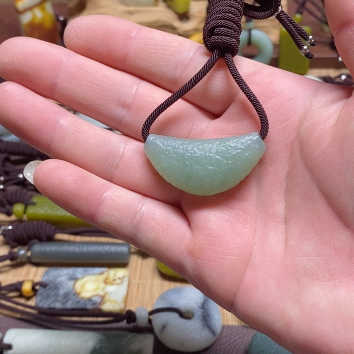 蛇纹石玉挂件未镶嵌