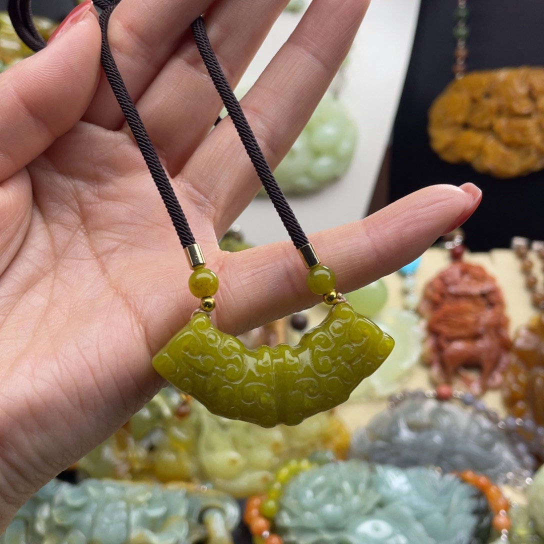 未镶嵌蛇纹石玉颈饰