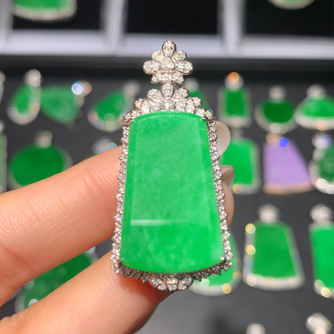 翡翠18K金镶嵌颈饰翡翠